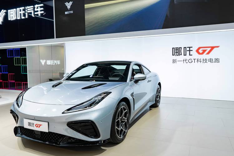 重庆260哪吒汽车在智能汽车领域的表现，领途汽车在新能源汽车市场中的影响力